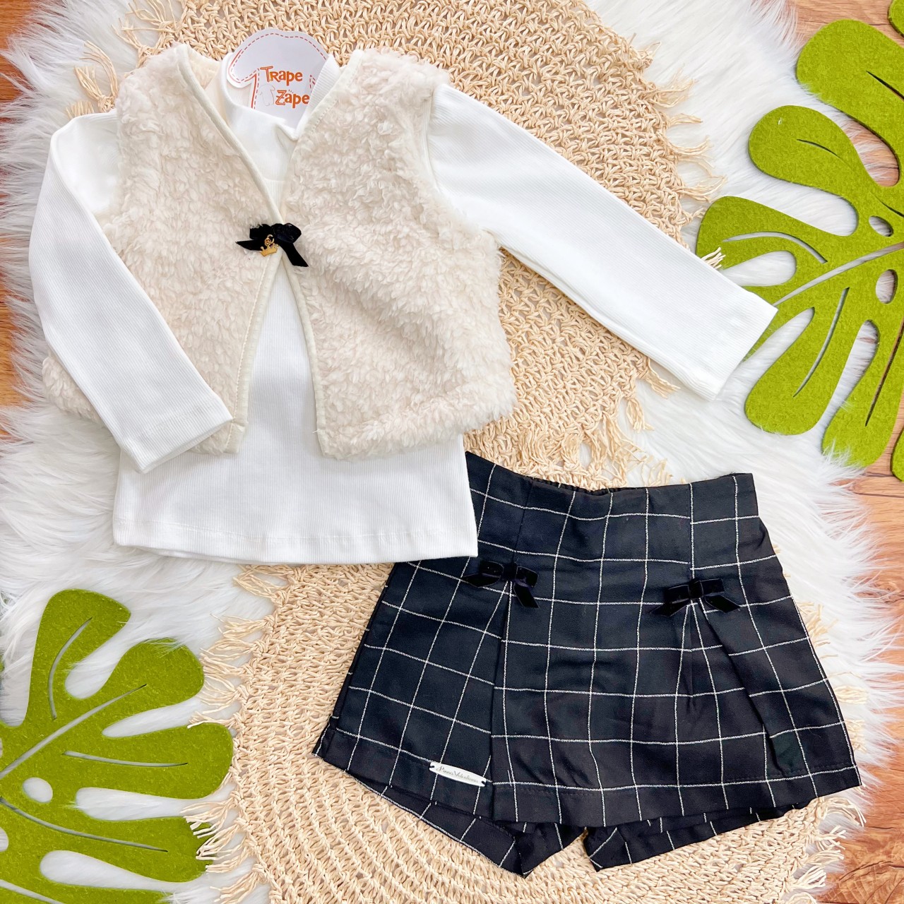  Conj. Colete de Pelinho, Blusa Gola Alta e Short Saia Quadriculado - Off White e Preto